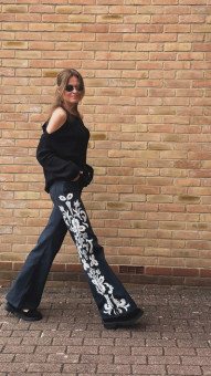 Джинсы женские Wrangler 70S Flare расклешенные с цветочным принтом - эстетика 70-х годов