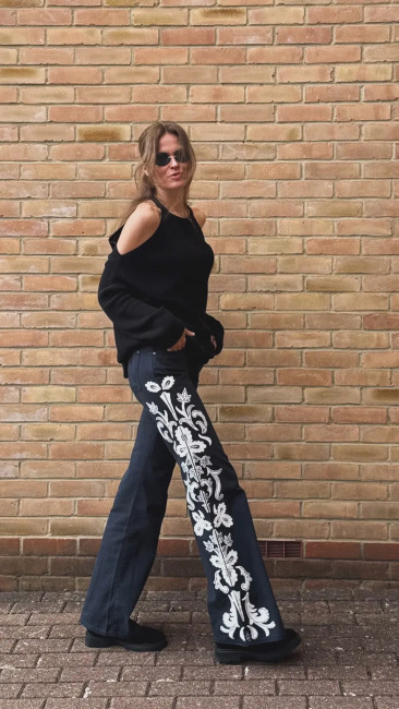 Джинсы женские Wrangler 70S Flare расклешенные с цветочным принтом - эстетика 70-х годов